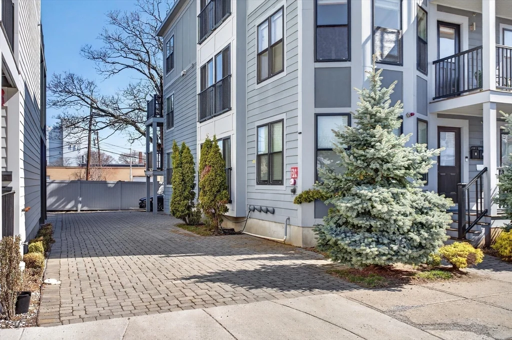 15 W Bellflower St, South Boston