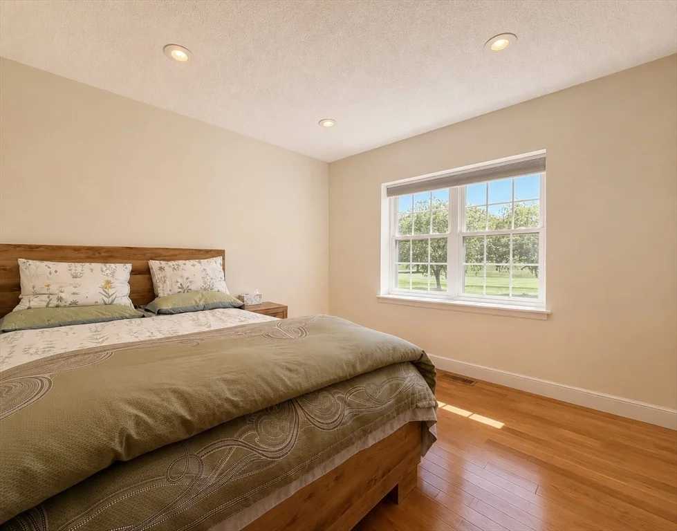30 Lake Shore Ct, Brighton
