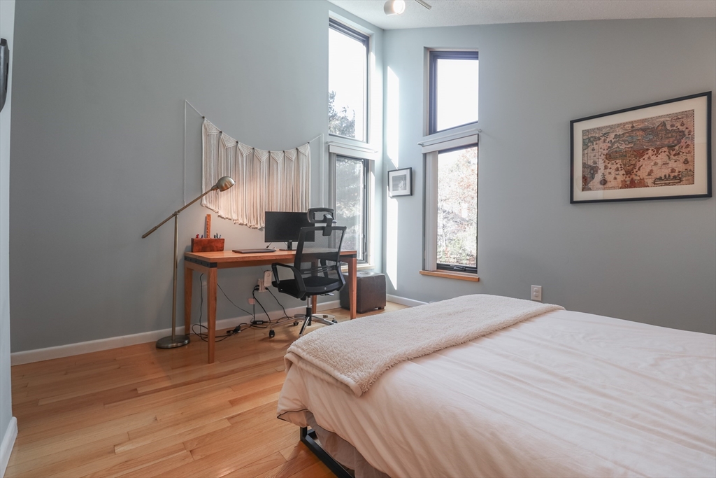 15 Thoreau Dr, Easton