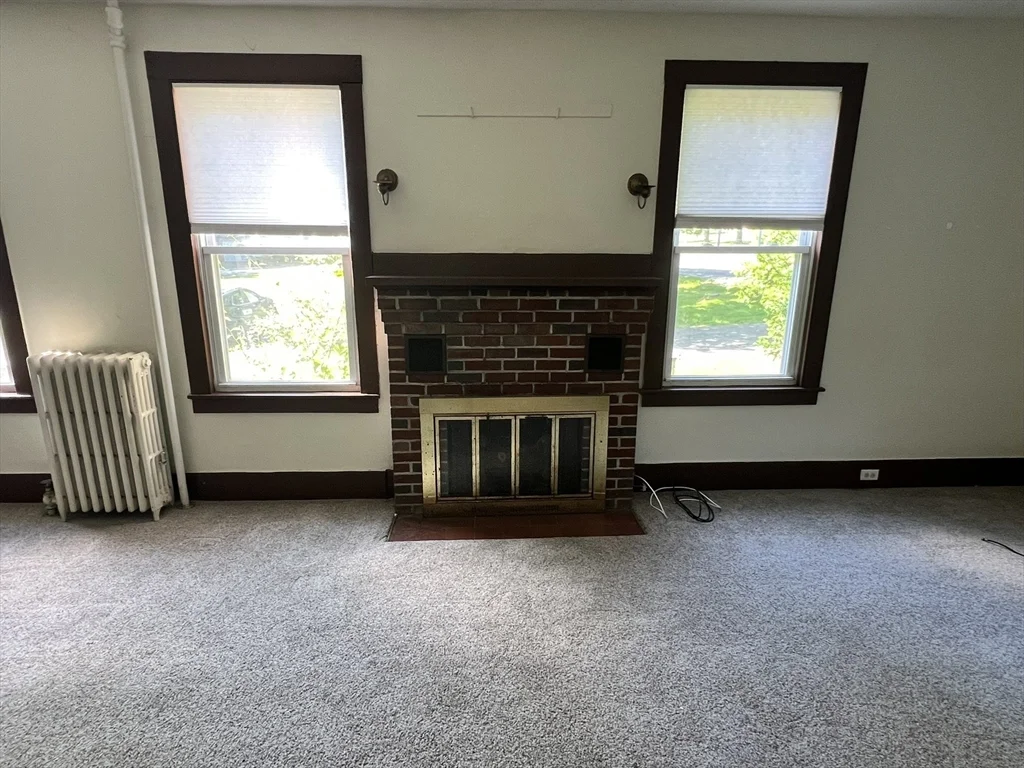 986 South East St, Amherst