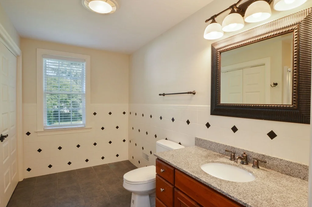 66 Tucker Ln, Dartmouth