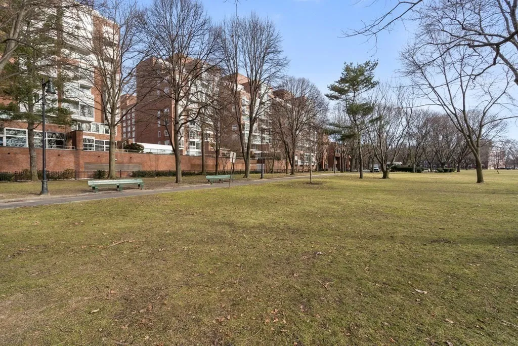 975 Memorial Dr, Harvard Square