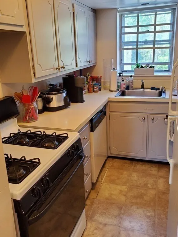 31 Lake Shore Ct, Brighton