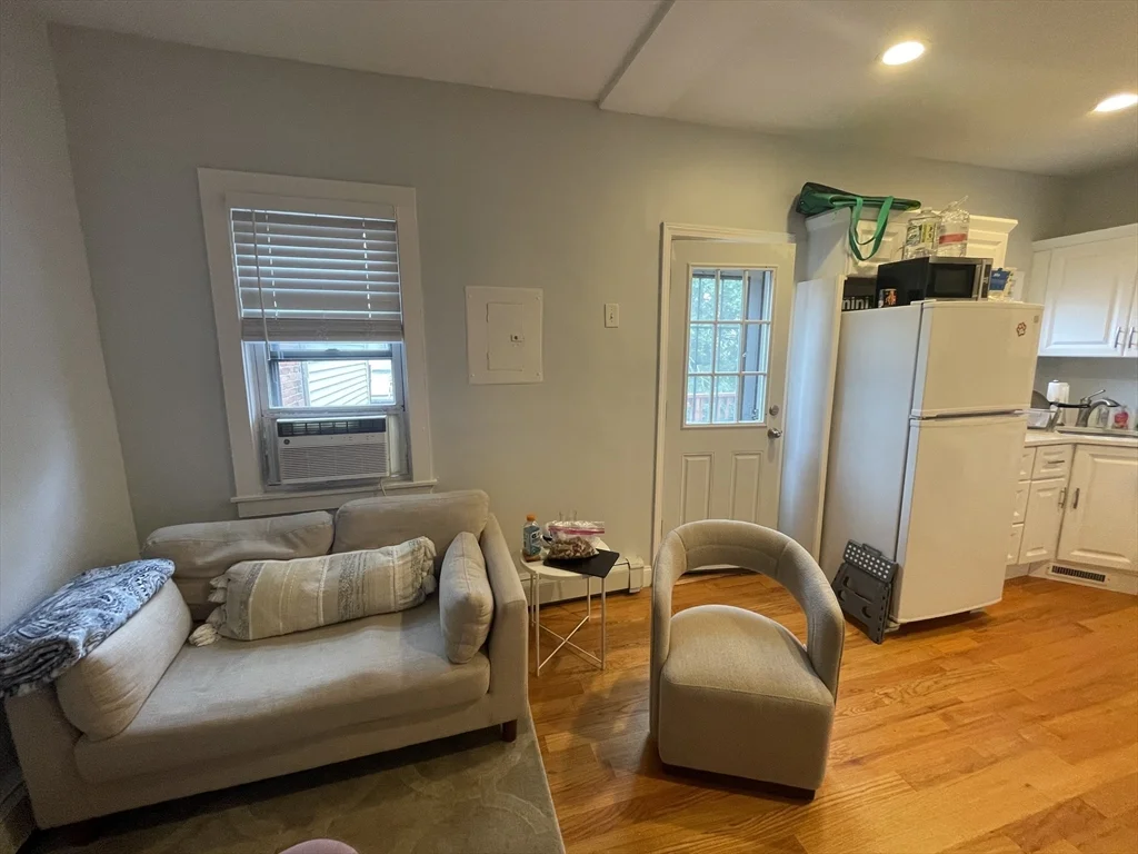 176 W Sixth St, South Boston