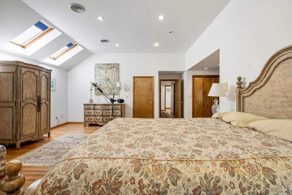 4 Crestview Ln, Milton