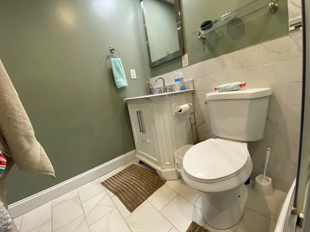 4 Shadowbrook Ln, Milford