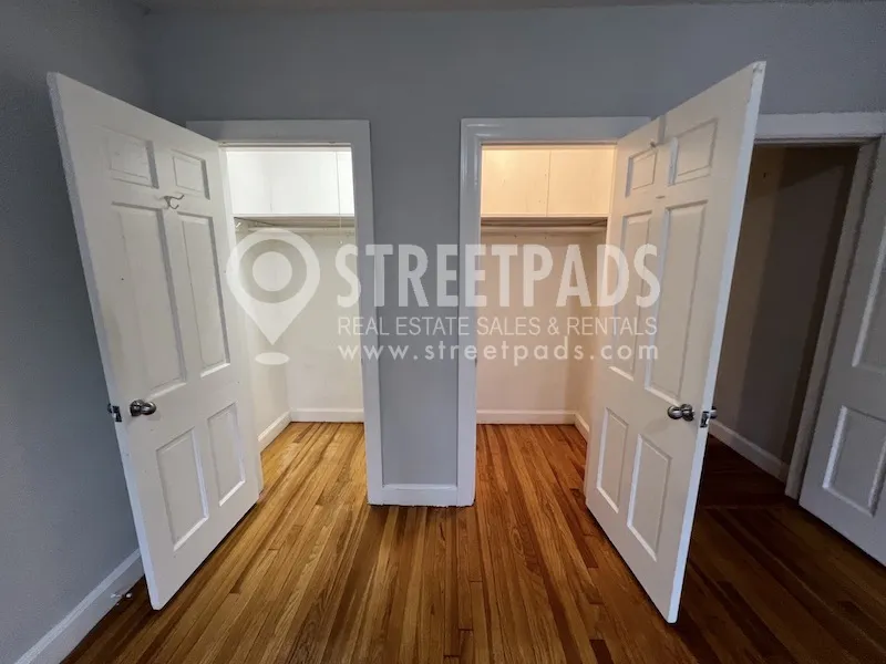 1139 Beacon St, Longwood