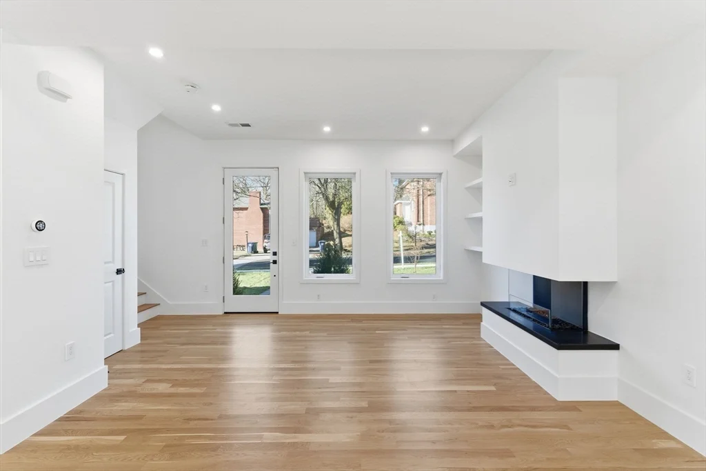 82 Louise Rd, Chestnut Hill