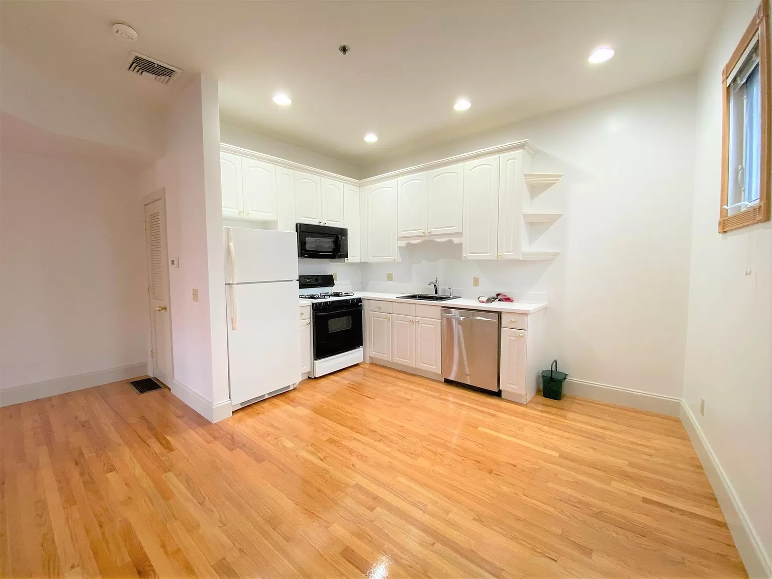 183 Columbia St, The Port