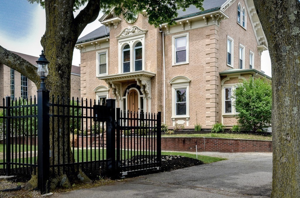 519 Main St, Waltham