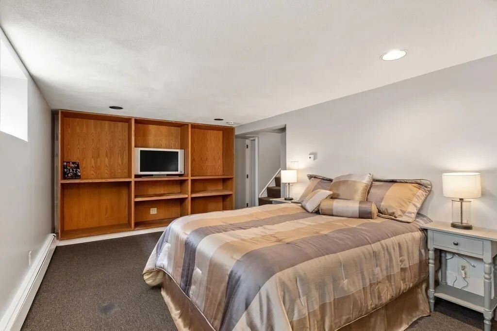 43 Sunset Rd, West Somerville