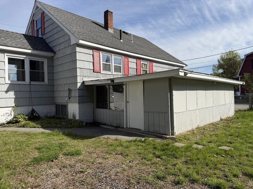 89 Bunker Hill Ave, Lowell