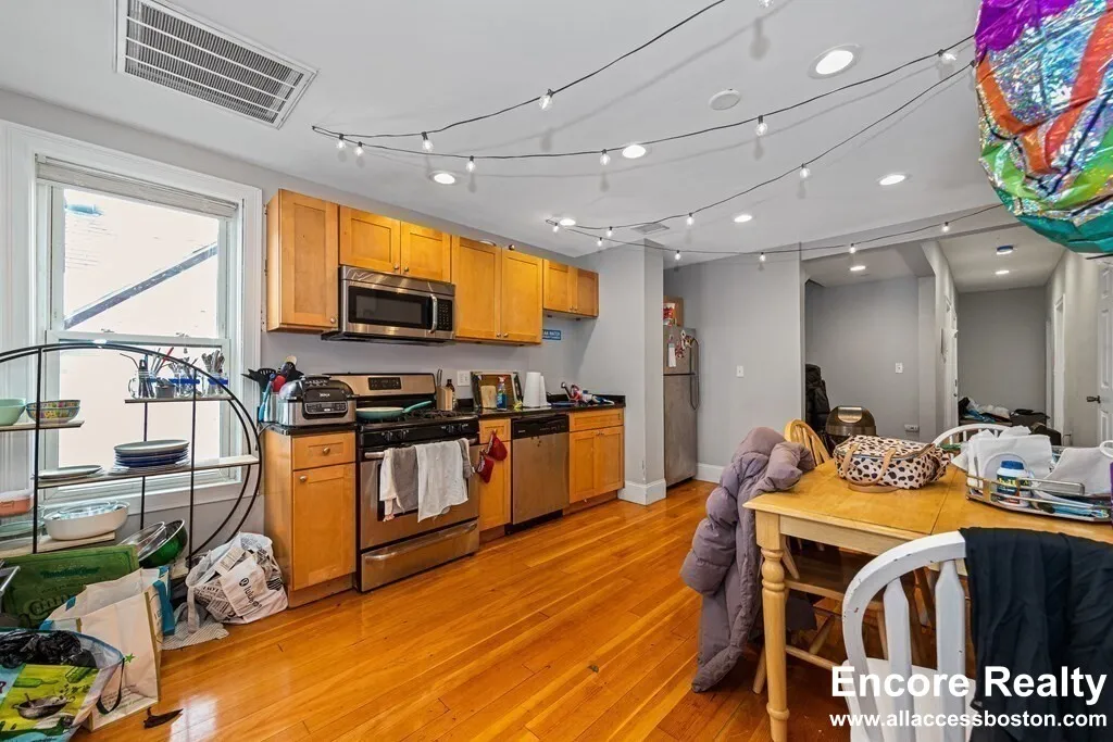 44 Hillside St, Mission Hill