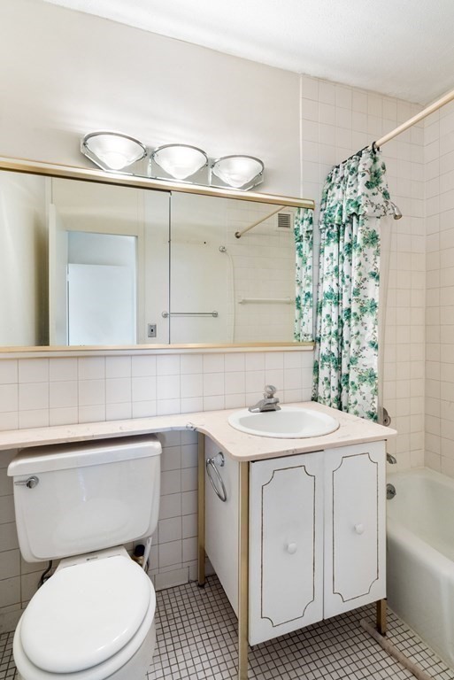 85 E India Row, Waterfront