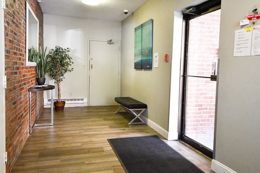 386 Commercial, North End