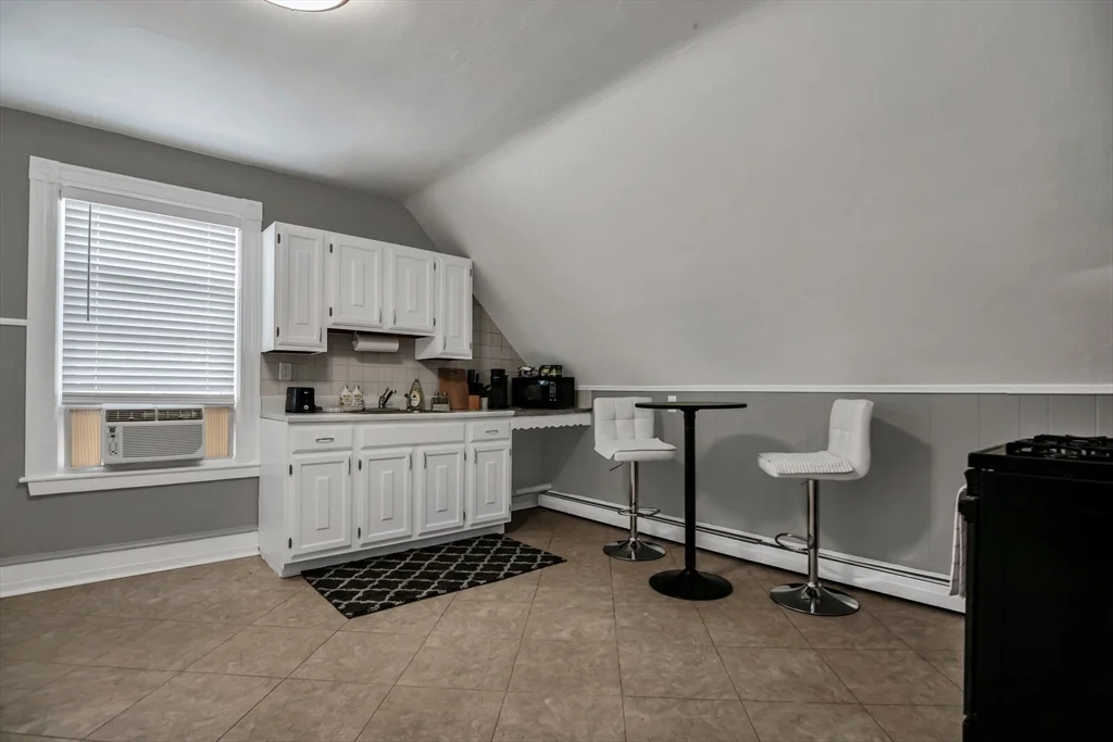 553 Main St, Medford