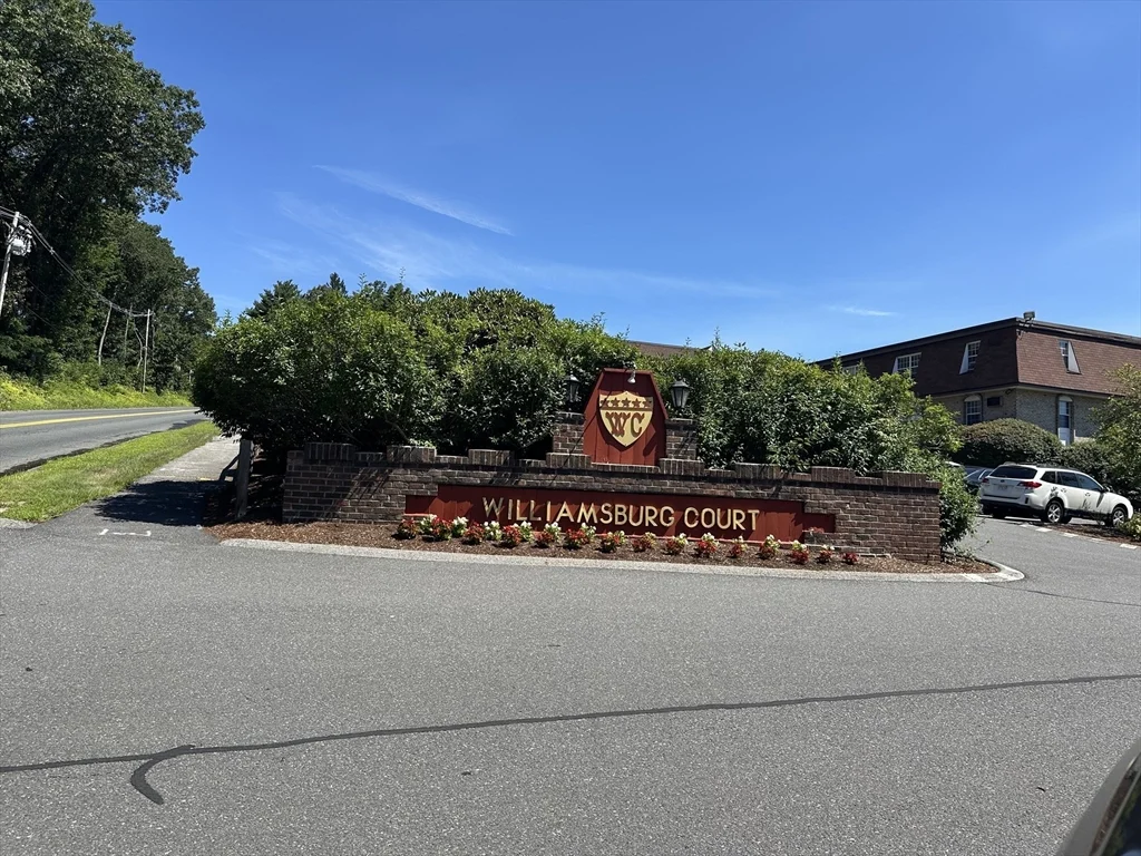 14 Williamsburg Ct, Shrewsbury