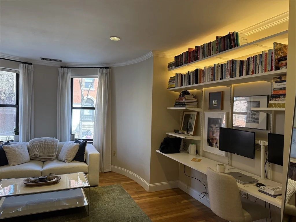 108 Gainsborough St, Fenway