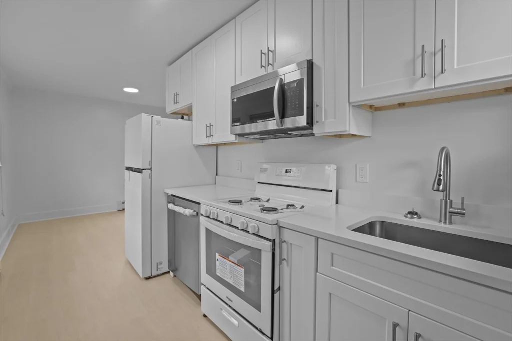 6 Coffin Avenue Ct, New Bedford