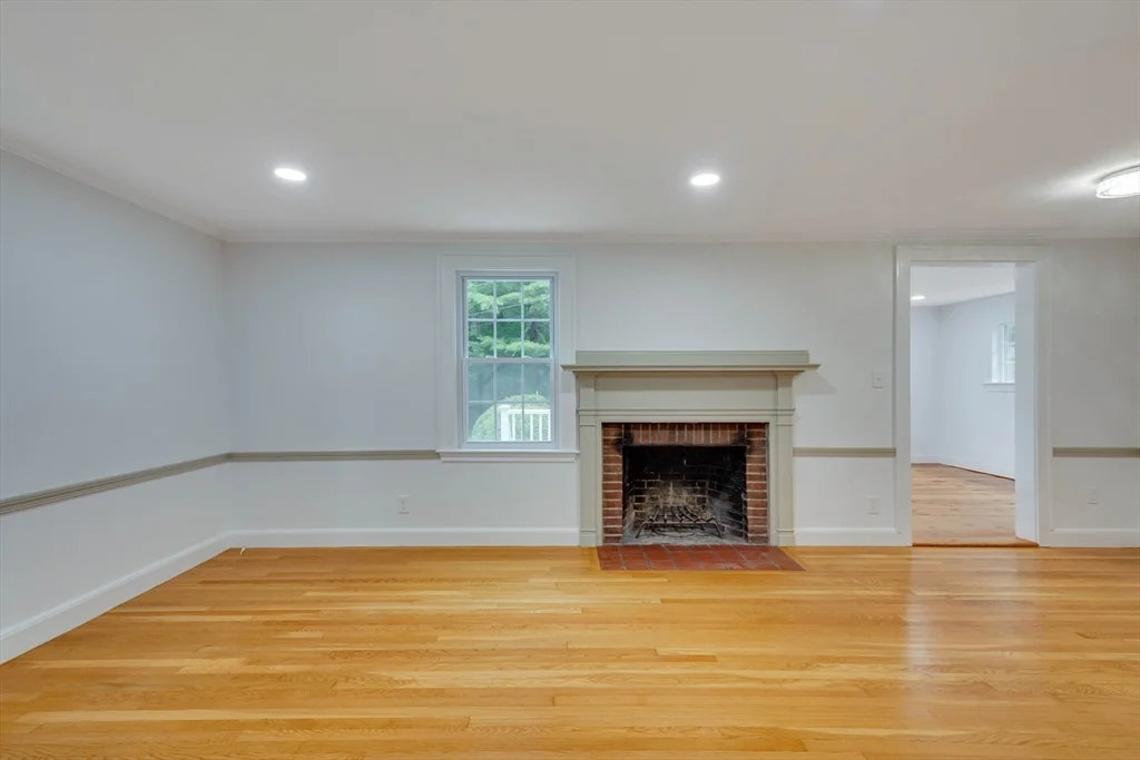 951 Main St, Lynnfield