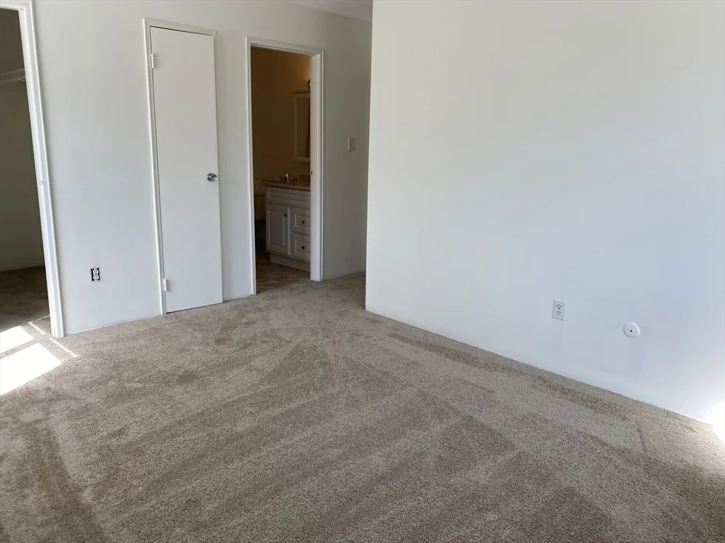 59 Village Brook Ln, Natick