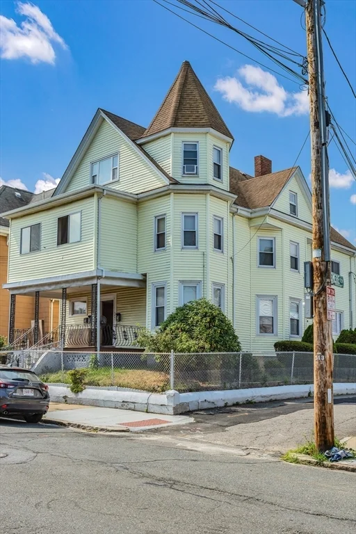 553 Main St, Medford