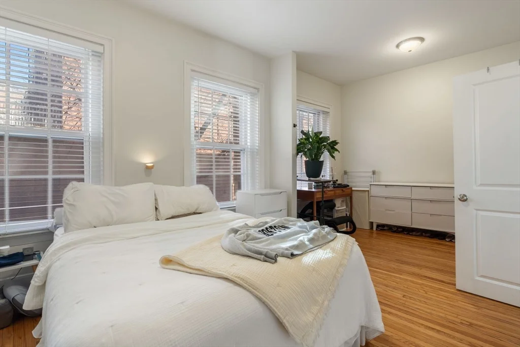 62 West Cedar St, Beacon Hill