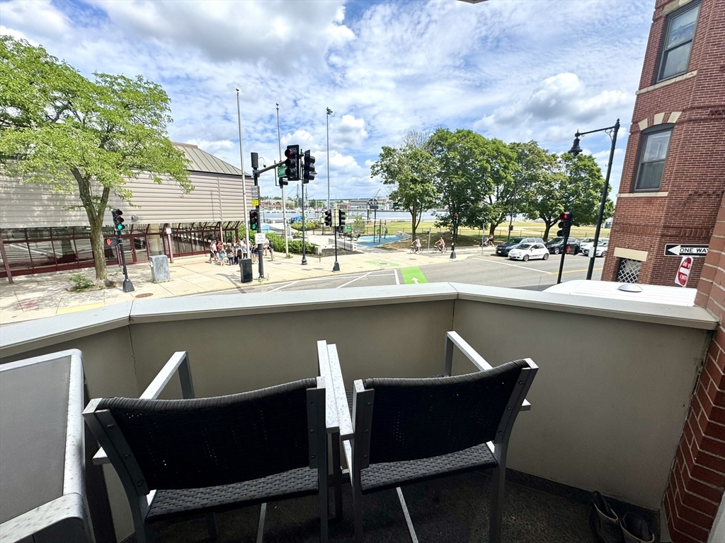 560 Commercial St, North End