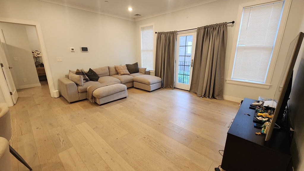 32 Cummins Highway, Roslindale