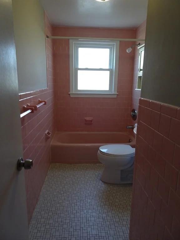 2 Lantern Ln, Burlington