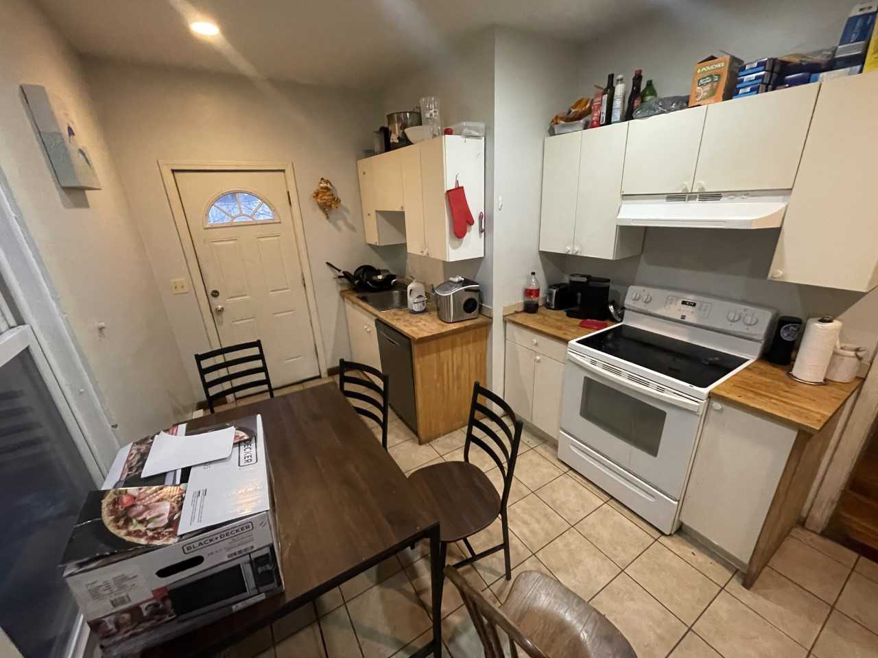 8+ bed, 2.5 bath apartment for rent at 16 Ashford St Unit 1, Allston — photo 5 of 7