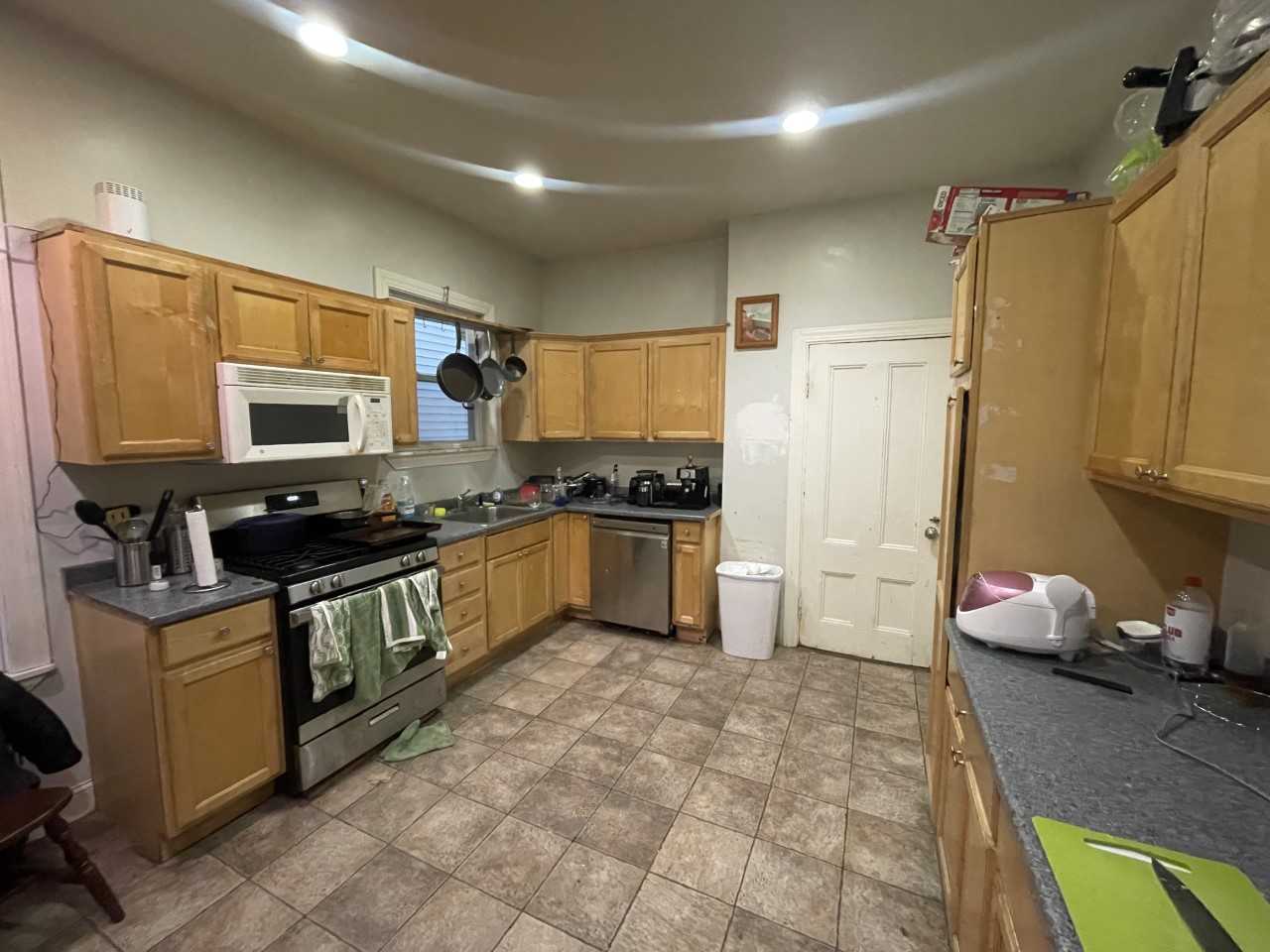 8+ bed, 2.5 bath apartment for rent at 16 Ashford St Unit 1, Allston — photo 1 of 7