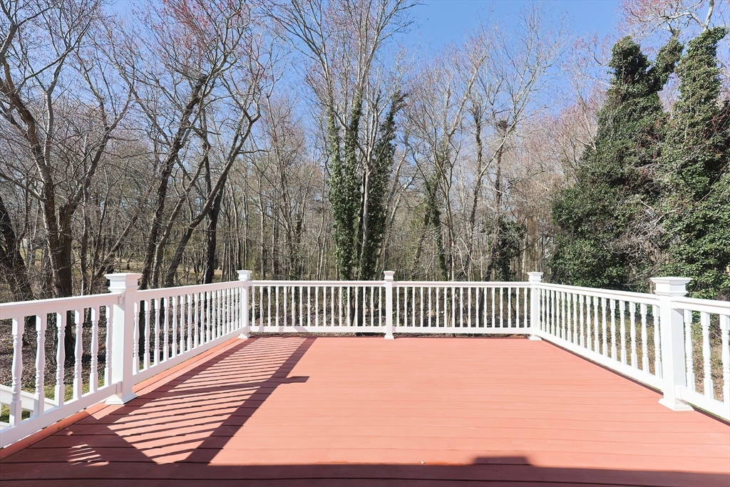 17 Hillside Dr, Beechwood