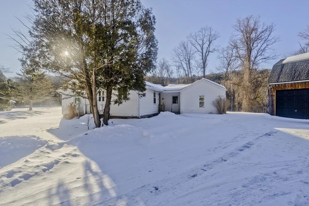 16 Knightville Dam Rd, Huntington