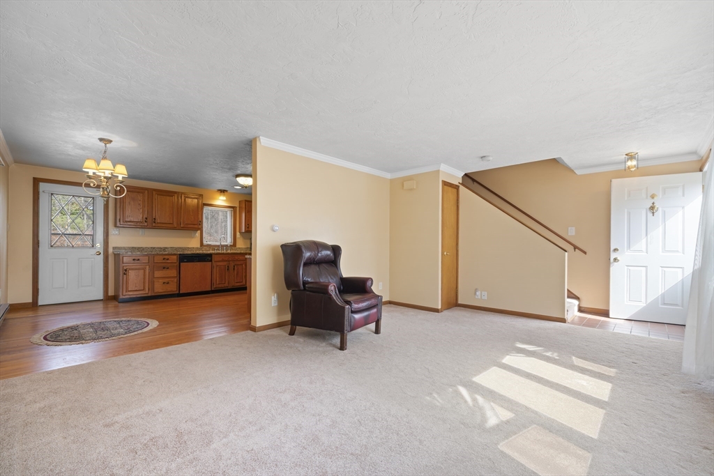 9 Greylock Ave, Shrewsbury