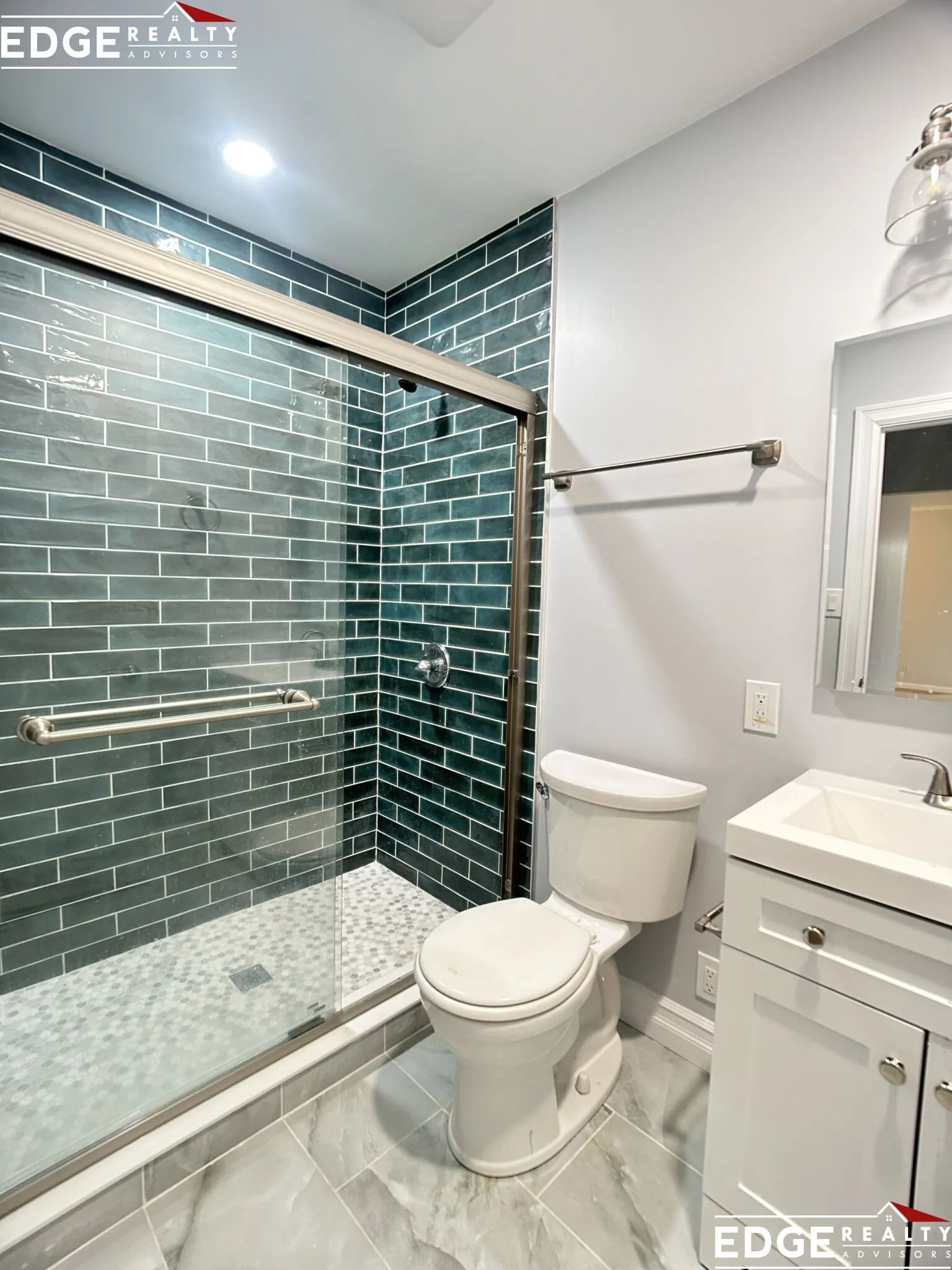 186 Lake Shore Rd, Oak Square