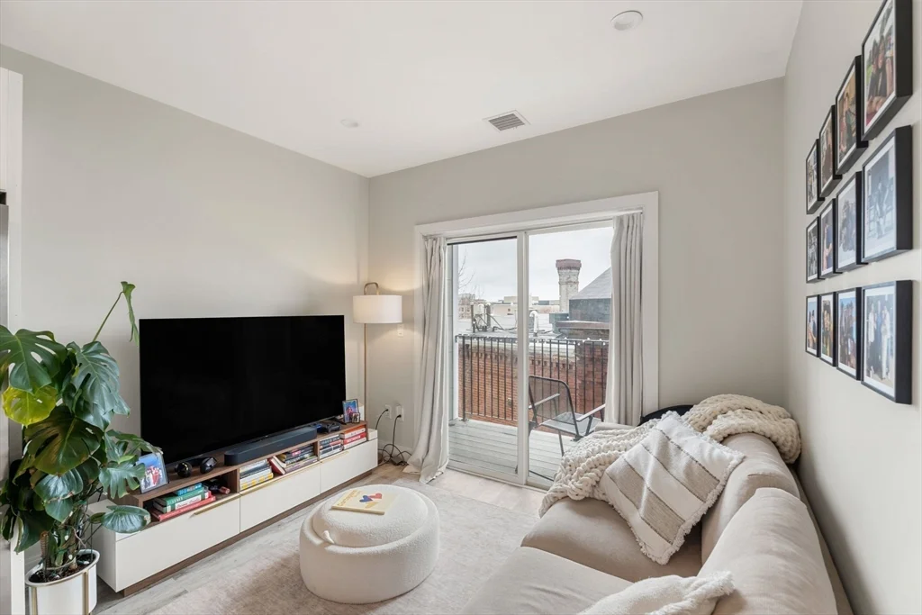 1457 Tremont St, Mission Hill