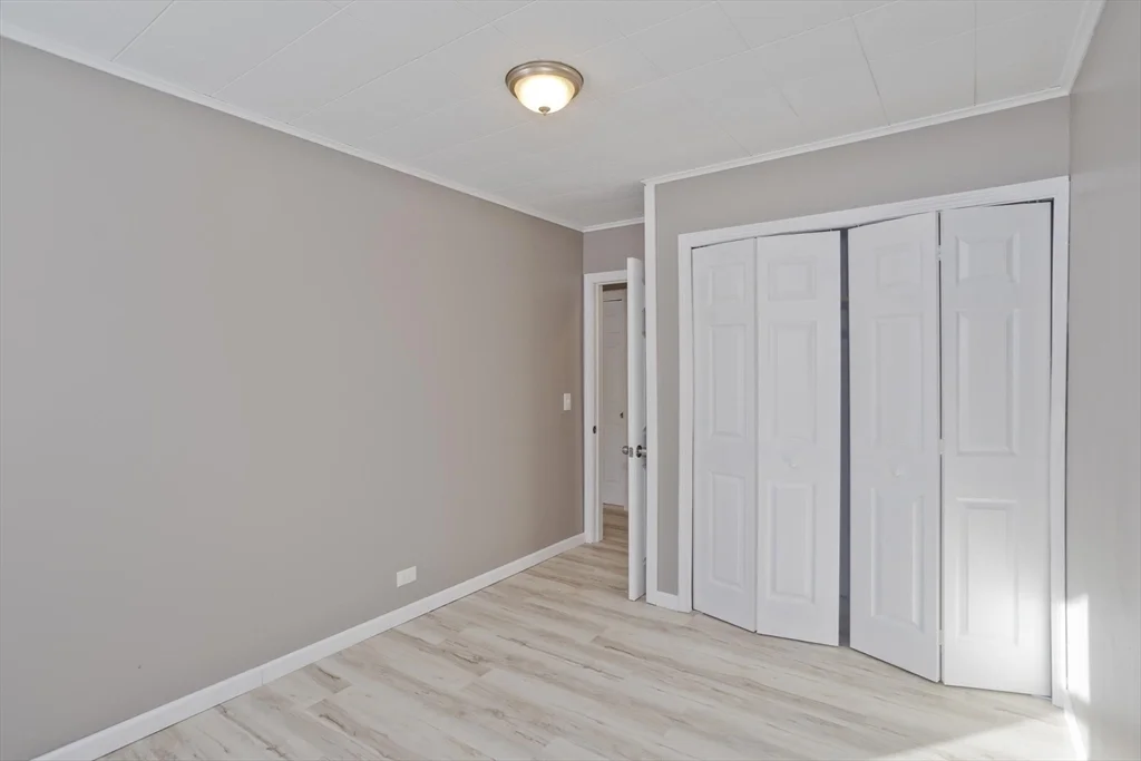 16 Knightville Dam Rd, Huntington