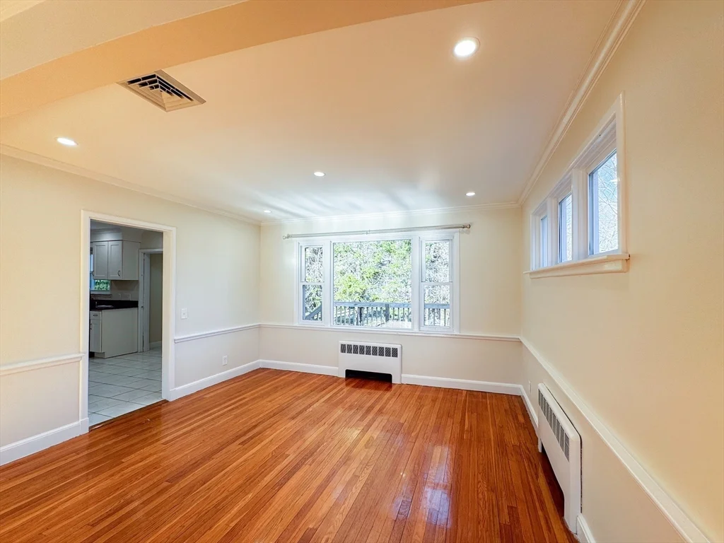 92 Woodcliff Rd, Chestnut Hill