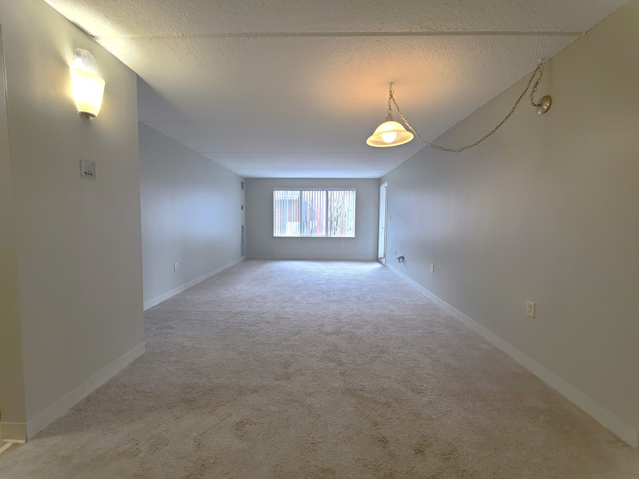 1 South Point Dr, Dorchester