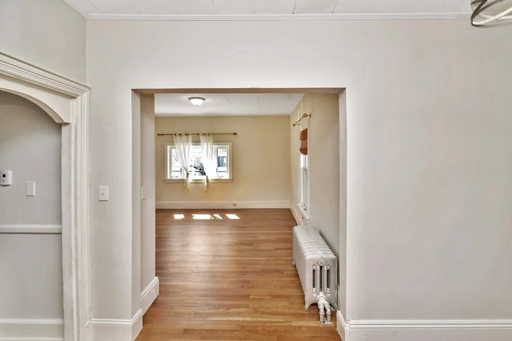 492 Metropolitan Ave, Hyde Park
