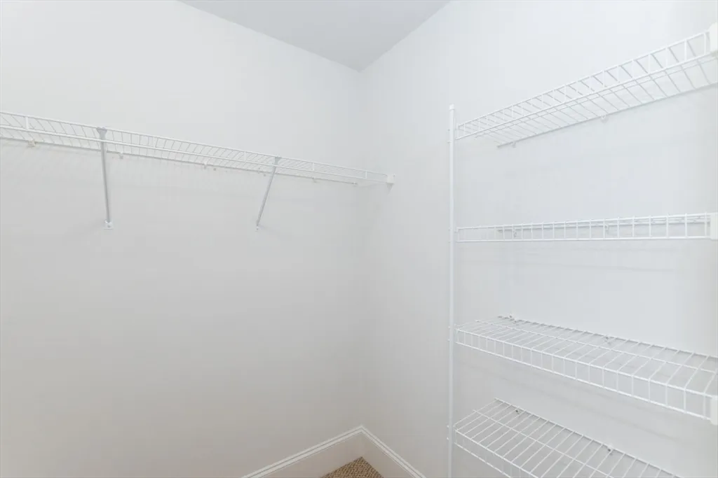 15 Hialeah Ln, Framingham