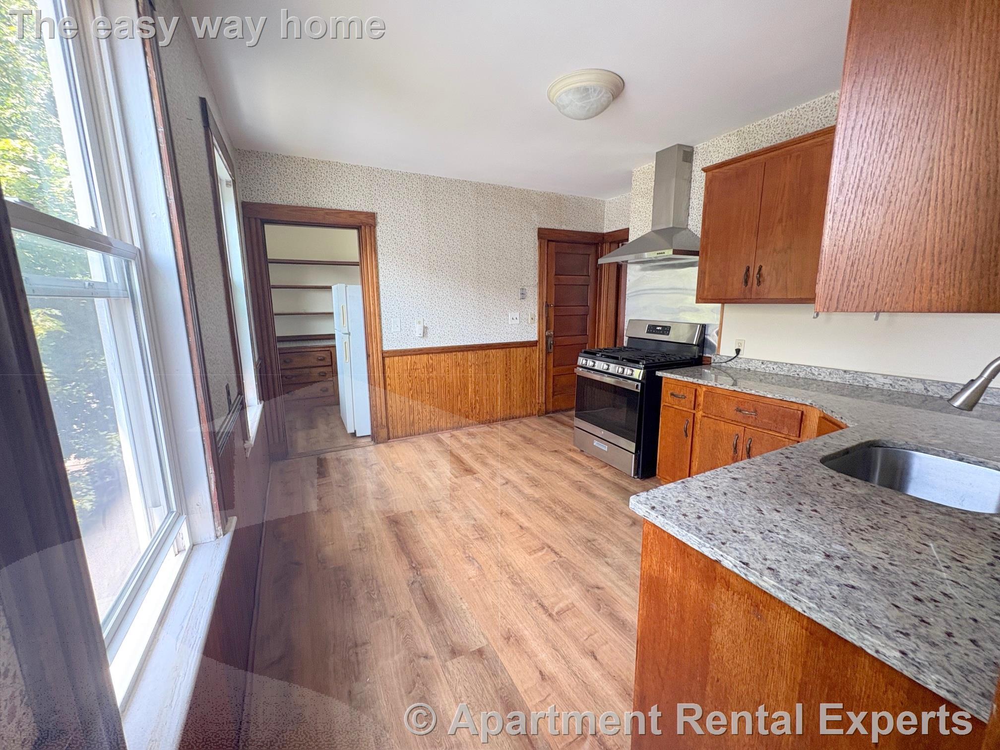 50 Oxford Ave, Belmont Line