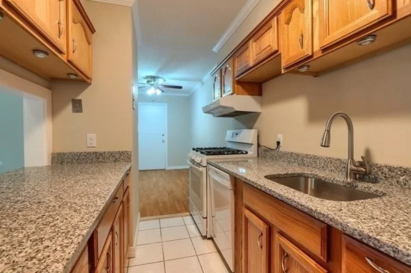 10 Longwood Dr, Andover