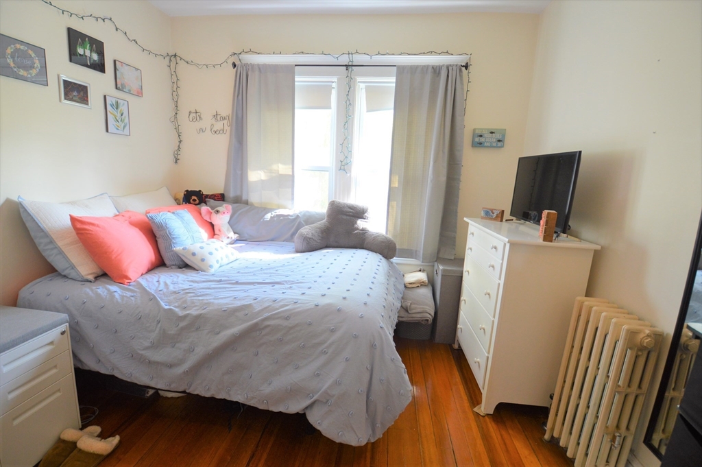 14 Breck Ave, Oak Square