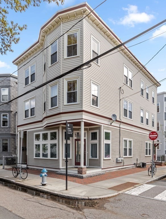 38 Roberts Rd, Harvard Square