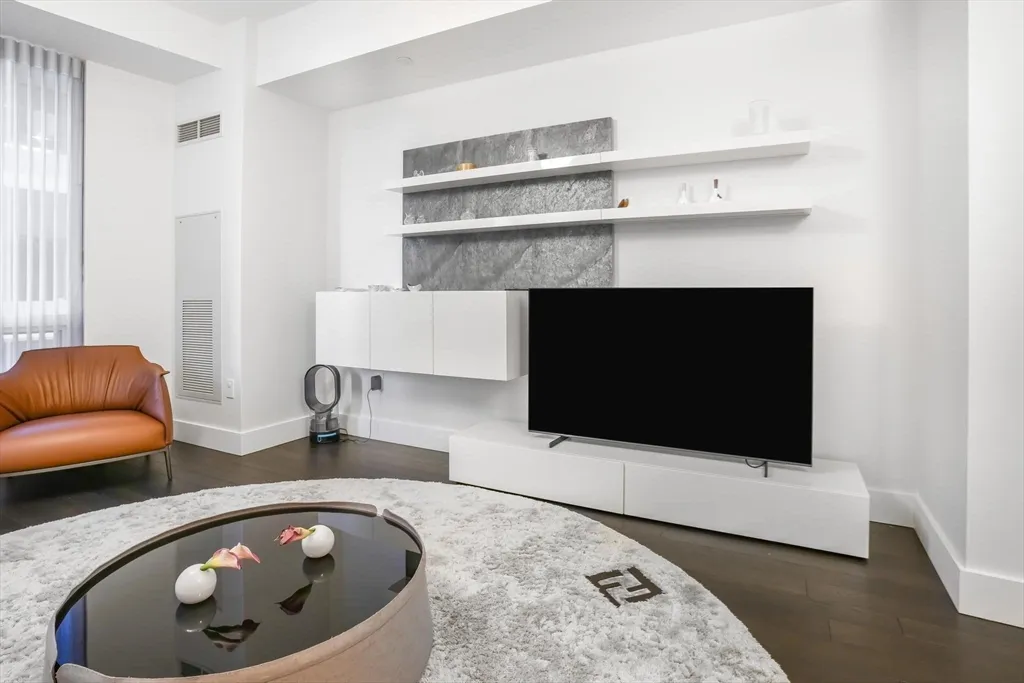 22 Liberty Dr, Seaport District