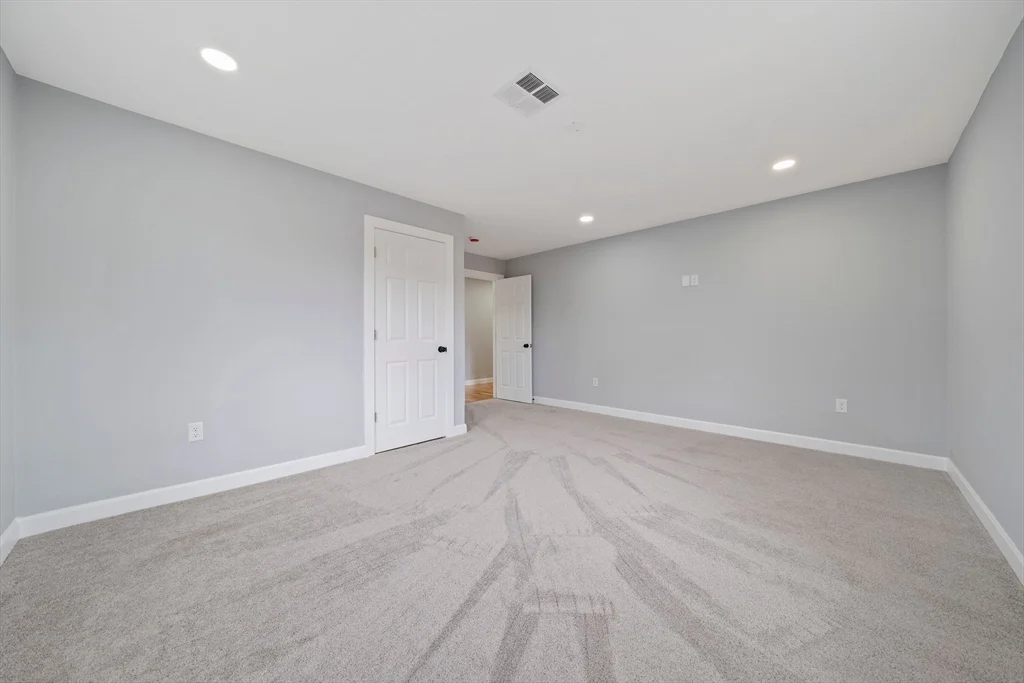 13 Broadway, Raynham Center