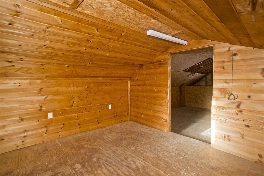 16 Knightville Dam Rd, Huntington