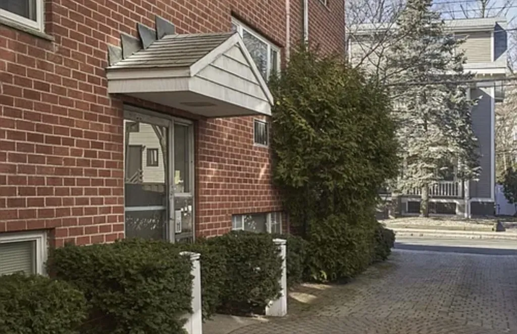 104 Trowbridge St, Mid-Cambridge